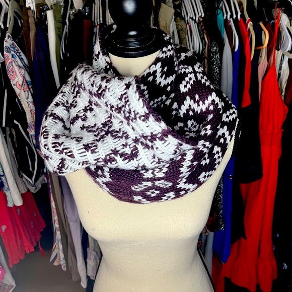 Beautiful EUC knit infinity scarf - Picture 3 of 4